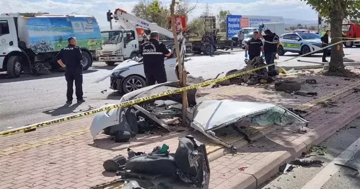 Dəhşətli qəzada avtomobil ikiyə bölündü HADİSƏ ANI