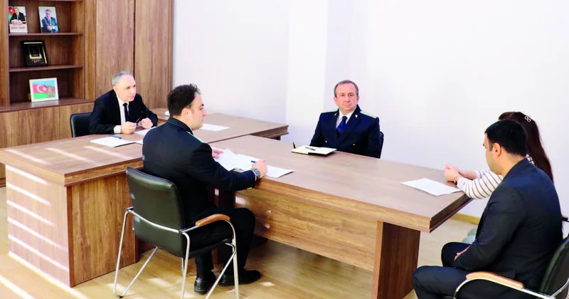 Baş prokuror vətəndaşları dinləyib