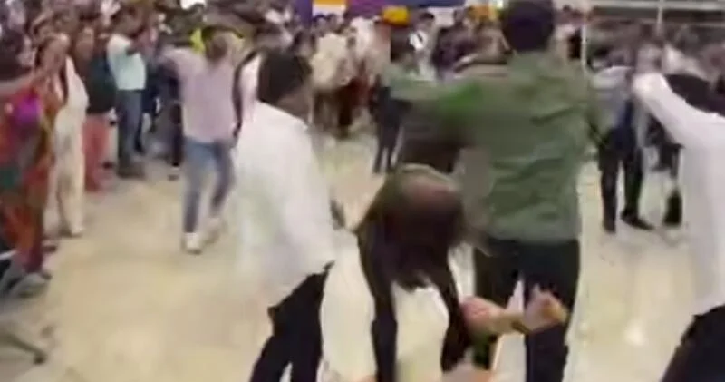 В Индии пассажиры задержанного рейса устроили песни пляски ВИДЕО