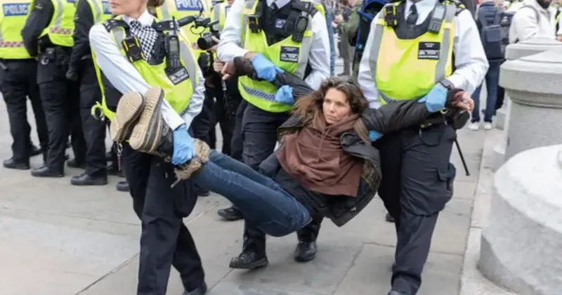 Londondakı aksiyalarda onlarla etirazçı saxlanılıb