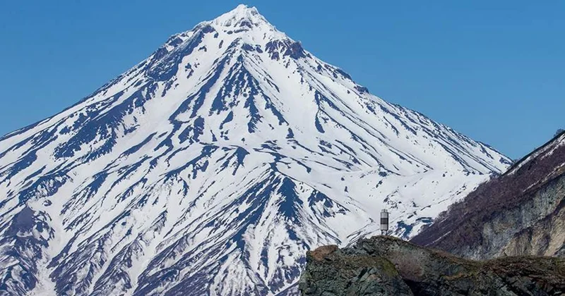 Yeraltı təkanlar ölümə səbəb oldu: Kamçatkada vulkana qalxan turistlər yıxıldılar