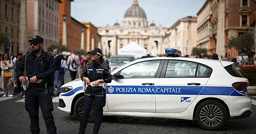 Vandallar Romada Papa II İohann Pavelin heykəlini murdarlayıblar…