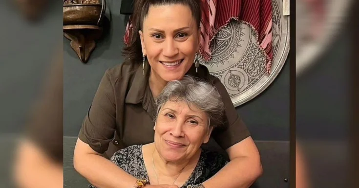 Azərin anası ilə fotosunu yayımladı