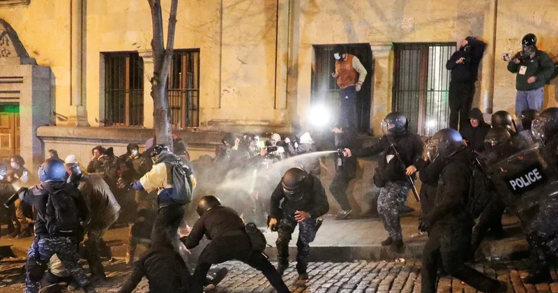 В Тбилиси митингующие избили съемочную группу ТВ Имеди