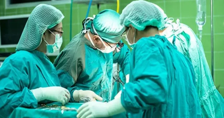 Dünyada bir ilk: Xəstəyə süni sümük implantı qoyuldu