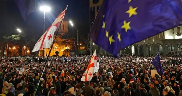 Tiflisidə polis hökumət əleyhinə etiraz aksiyasını dağıdıdır