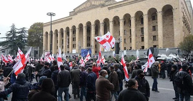 Qərb Rusiya toqquşması: Gürcüstan “rəngli inqilab”a sürüklənir?
