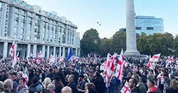 Tbilisidə etirazçılar prezident sarayına doğru irəliləyirlər...