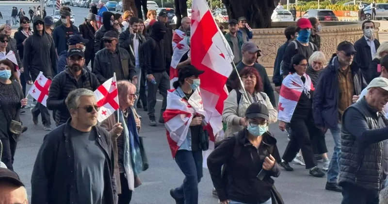 Протестующие готовятся штурмовать дворец президента Грузии в Тбилиси Minval Politika
