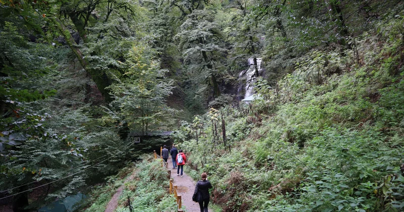 Yol keçilməz idi, dağ maşınları ilə getdik... Nağılları xatırladan kəndimiz