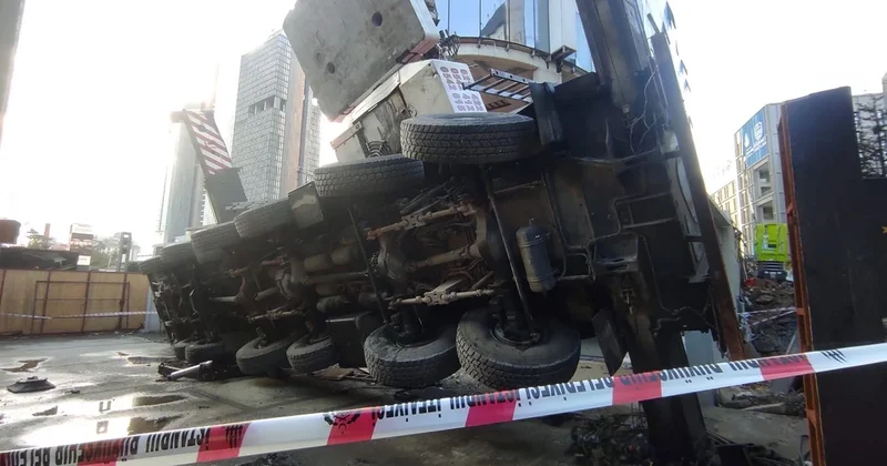 Türkiyədə 50 metrlik kran tələbə yataqxanasının üzərinə aşıb