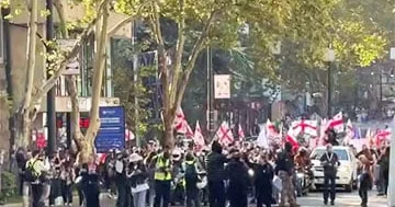 Minlərlə insan etiraz etmək üçün Tbilisinin mərkəzində toplaşır...
