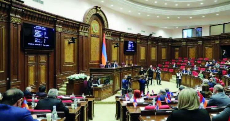 Ermənistan parlamentinin çağırışı: gerçək sülh və siyasi kollaps