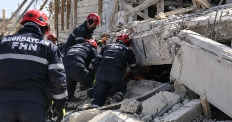 Bakıda tikilməkdə olan evdə beton piltə uçub VİDEO