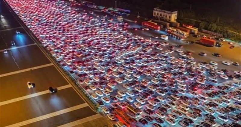 В Китае праздничные каникулы вызвали масштабные заторы на автомагистралях ВИДЕО ФОТО