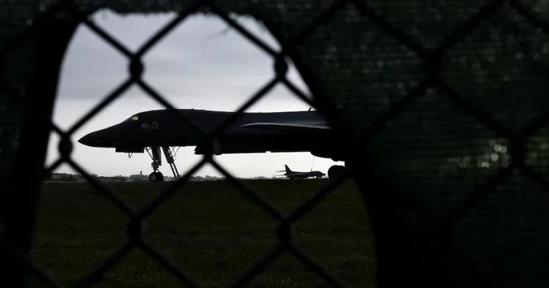 После инцидента американские бомбардировщики B 1 вывели с британской базы