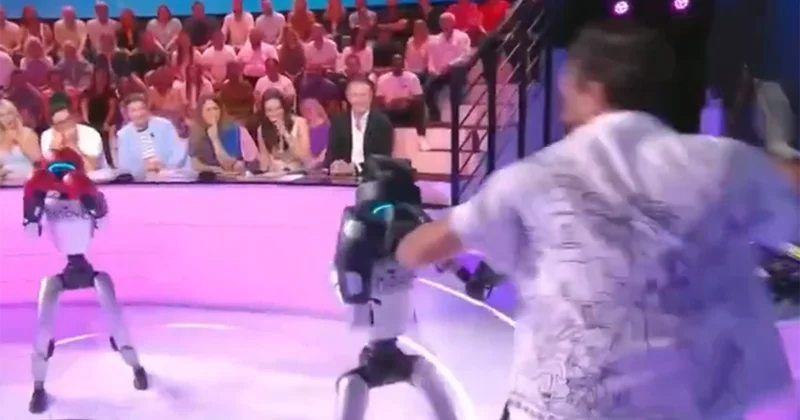 Efirdə robotlarla davaya çıxdı Video