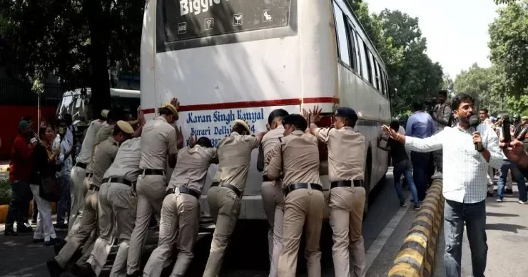 “Tarakanlar Partiyası” hakimiyyəti yeni yürüşlə hədələdi