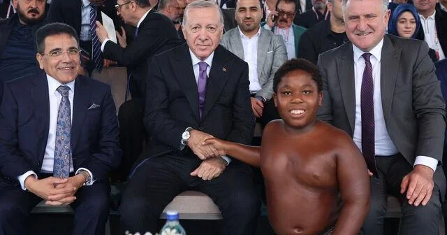 Tanzaniyadan Türkiyəyə: 11 yaşlı balaca pəhləvan Ərdoğanla görüşünü danışdı