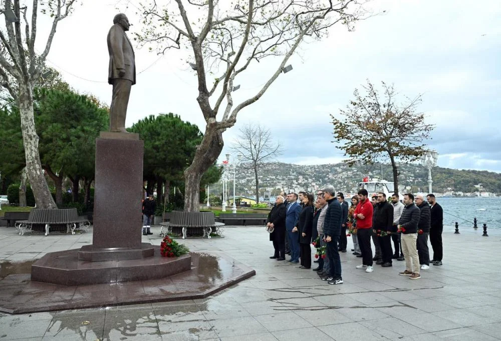 İstanbul sərgisinə qatılan Azərbaycan nümayəndə heyəti Ulu öndər Heydər Əliyevin abidəsini ziyarət edib