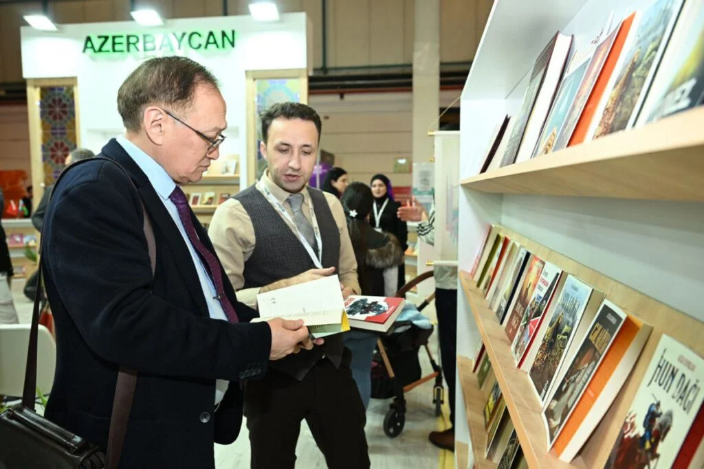 İstanbulda Azərbaycan yazarlarının iştirakı ilə ədəbi müzakirələr və imza mərasimi keçirilib FOTOLAR