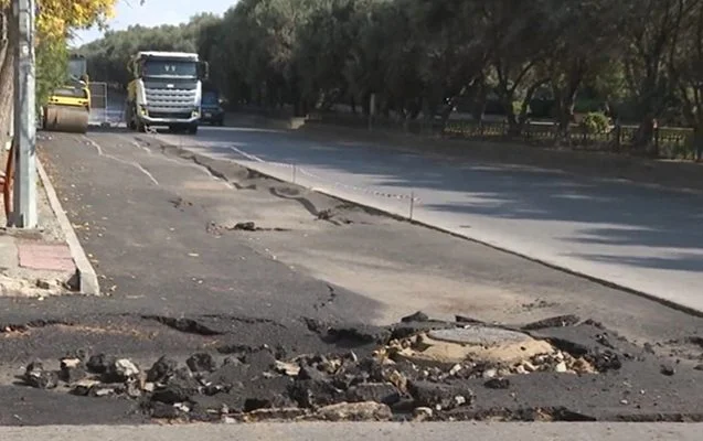 Bakıda yeni asfaltlanan yol çökdü Video