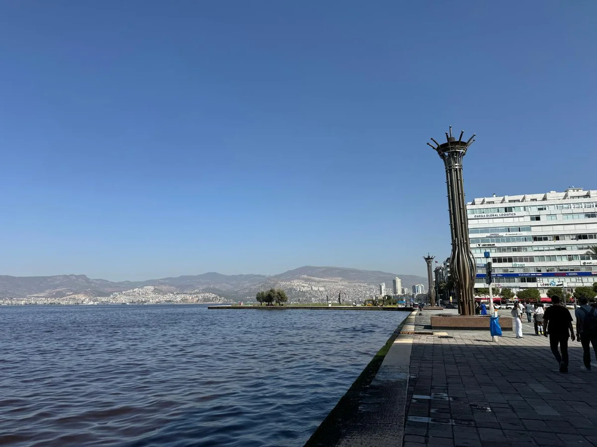 Yaxın sahillərdə İzmir (TƏƏSSÜRAT)