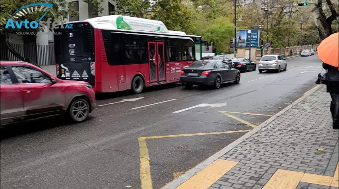 Avtobuslar bu küçədəki dayanacağa yaxınlaşa bilmir: Sakinlər və tələbələr narazıdır VİDEO