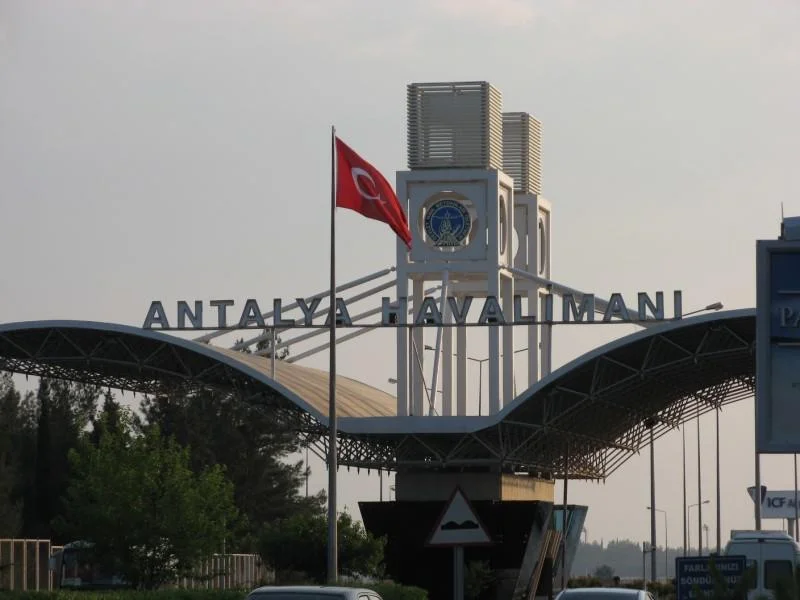 Antalya reysi 17 saatdan çox gecikdi Səbəb