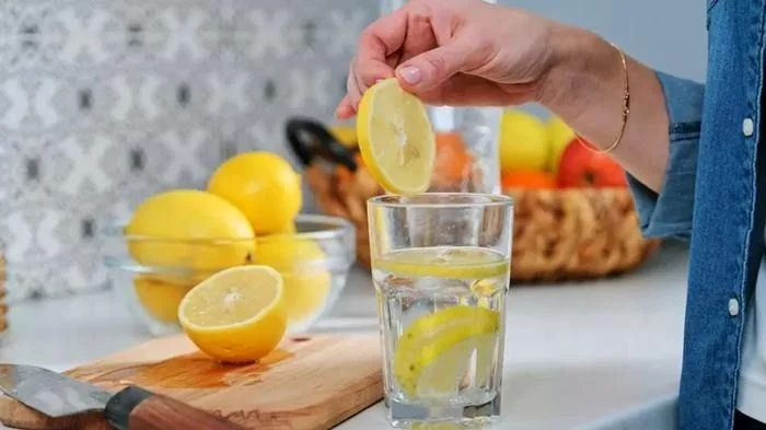 Acqarına limonlu su içəndə nə baş verir? Bu möcüzəni çox az adam bilir...