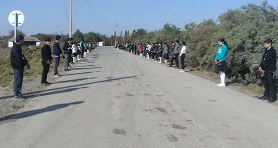 Azərbaycanda vəfat edən müəllimə şagirdlərinin ehtiramı duyğulandırdı FOTO