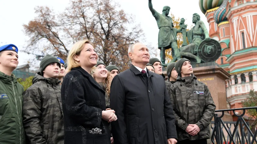 Putin Milli Birlik Günündə Minin və Pozharskinin abidəsi önünə gül dəstələri qoyub Doğru Xəbərlər