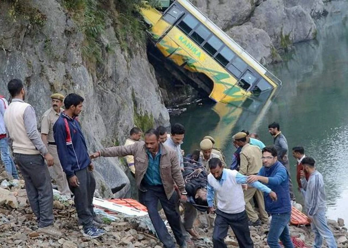 Avtobus dərəyə düşdü: 23 ölü, 10 yaralı Hindistanda