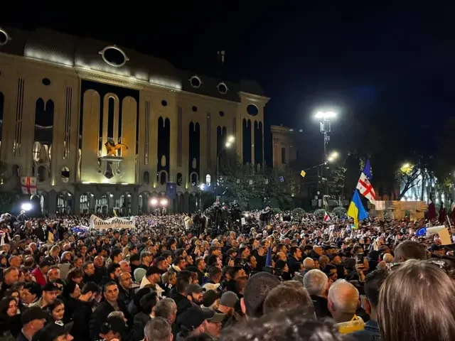 Tbilisidə etirazçılar parlamentə doğru yürüşə başladı