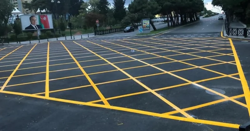 На одной из оживленных улиц Баку нанесли "желтую сетку"