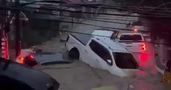 Тайфун вызвал сильное наводнение на Филиппинах ВИДЕО