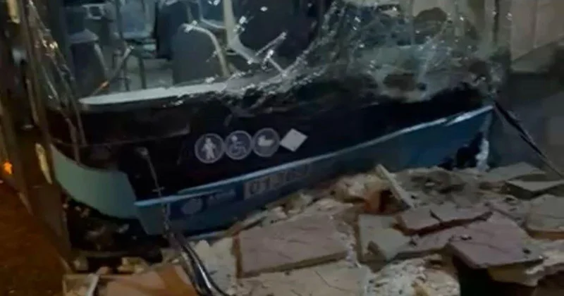 Автобус протаранил цветочный магазин в Баку ВИДЕО