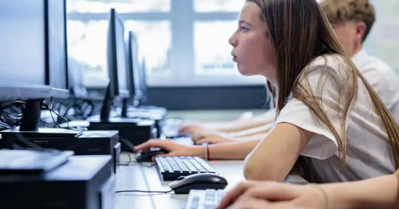 İngiltərədə məktəb proqramına ipoteka və süni intellekt mövzuları daxil ediləcək