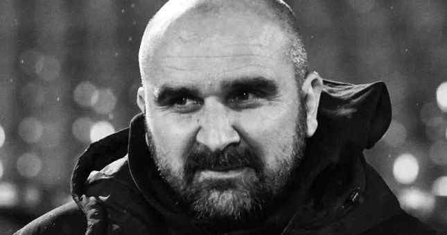 Serbiya klubunun baş məşqçisi oyun zamanı dünyasını dəyişdi Video