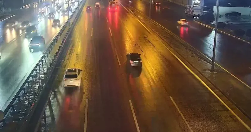 В связи с дождливой погодой на аэропортовской трассе Баку снижен скоростной режим ФОТО