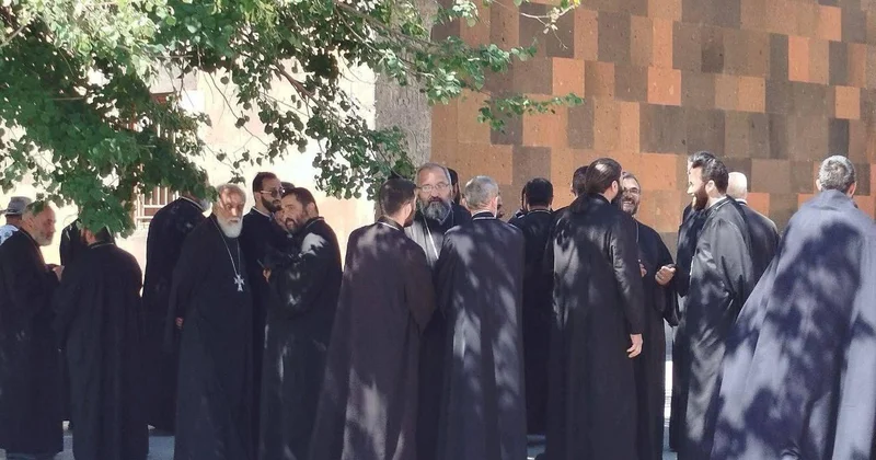 Армянские священники грозятся "взорвать интернет"