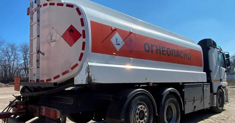 В Азербайджане перевернулась автоцистерна, трассу залило топливом