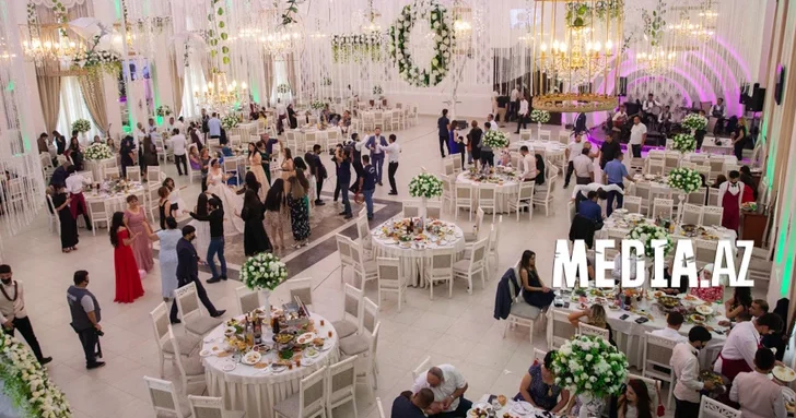 Дороже на 4 000 манатов: c чем связан ценовой разрыв между свадьбами в будни и выходные