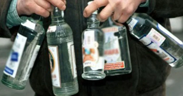 Siyəzəndə kişi evində araq içib öldü