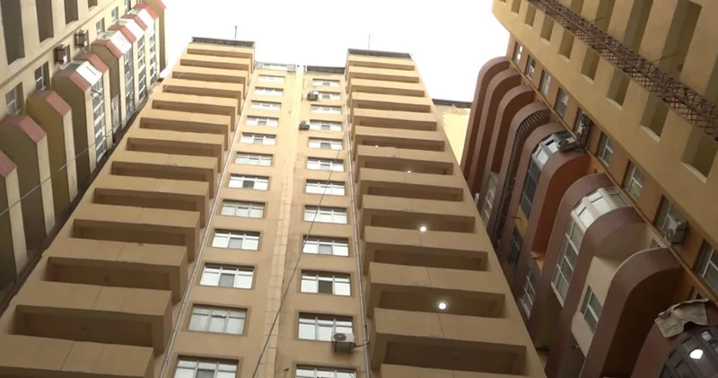 “Bankdan kredit götürüb ev almışıq, amma yaşaya bilmirik“ Xırdalandakı problemli binanın aqibəti necə olacaq?