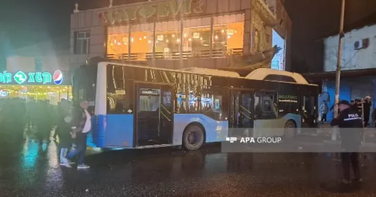 Avtobus iki avtomobillə toqquşub obyektə çırpıldı