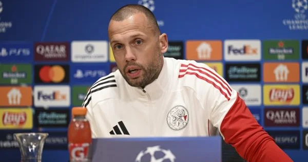 Ayaks baş məşqçisi: Qalatasaray a meydanda genişlənməyə imkan verməməliyik