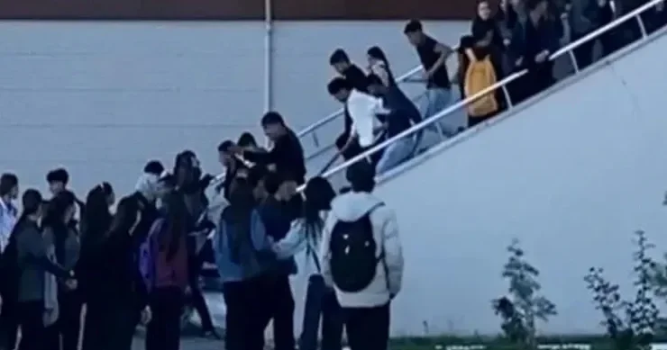 Məktəbə basqın edib şagirdi döydülər