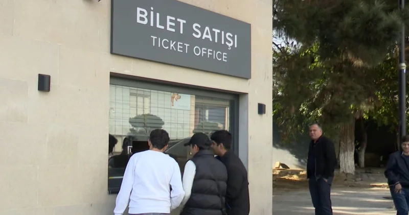 40 45 dəqiqə gözləyib cəmi 1 bilet aldım, kənarda 50 manata satırlar