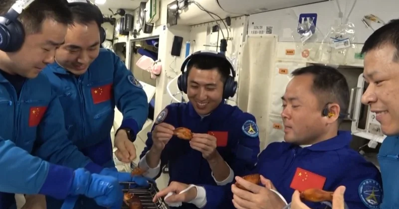 Çinli astronavtlar kosmik stansiyada ilk dəfə qril və steyk bişiriblər